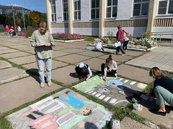 В Магнитогорске состоялся традиционный конкурс рисунков на асфальте "Пешеходу – зелёную улицу!"