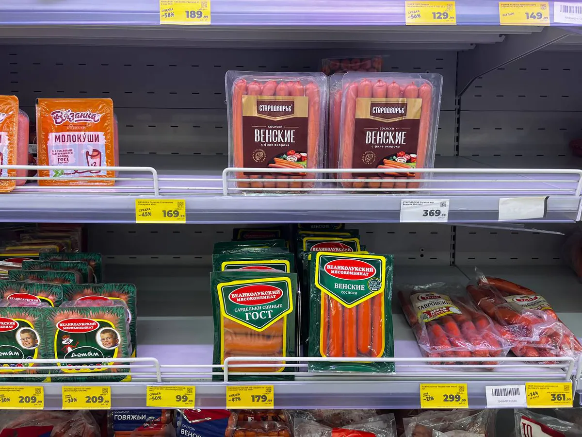 Можно смело покупать - там чистое мясо: названы лучшие марки сосисок и сарделек