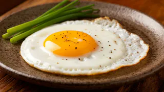 Не сало и не масло: На чём жарят яичницу грамотные хозяйки — запомните раз и навсегда