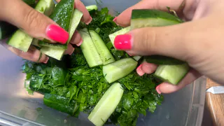 Много лет закрываю огурцы с острым кетчупом по такому рецепту: улетают со стола раньше всех, до весны ни одной банки не остается