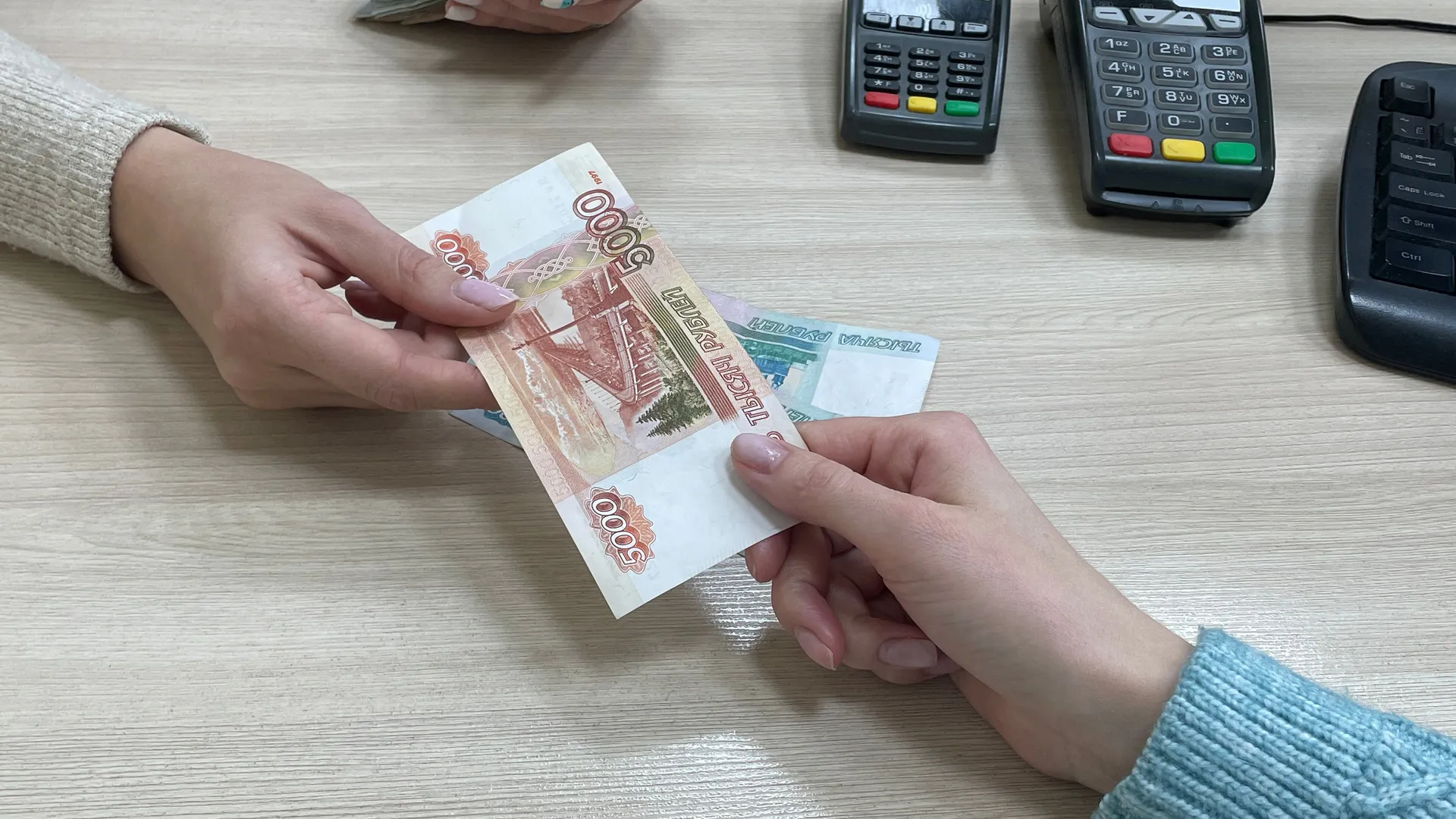 В Магнитогорске мошенники устроили "шпионскую" встречу: женщина отдала 2 миллиона рублей