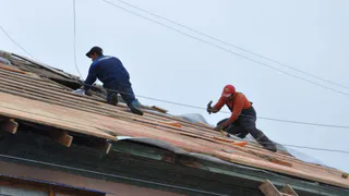В РК рабочий получил тяжелые травмы, упав с крыши строящегося здания