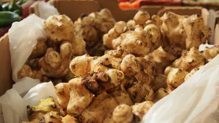 Все пропалывают, а я запекаю «надоевший» сорняк — уплетают за обе щёки даже «мясоеды» — рецепт гарнира