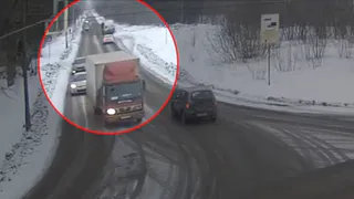 На улице Связи в Рязани лоб в лоб столкнулись "Газель" и легковушка: видео