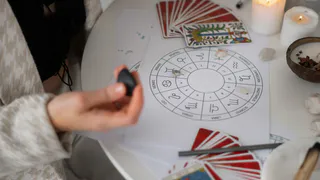 Гороскоп на сегодня: представителям этих трех знаков зодиака срочно надо брать все в свои руки