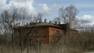 Культурный вандализм: старожиловцы по кирпичам разбирают памятник XIX века