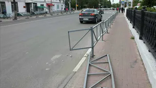 Народное фото - на площади Ленина неизвестный снес металлический забор