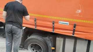 На улице Кальной в Рязани часть фуры провалилась под асфальт