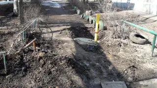 Грязи по колено: на улице Юбилейной рабочие раскопали тротуар