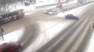 На Московском шоссе водитель чёрной иномарки устроил массовое ДТП