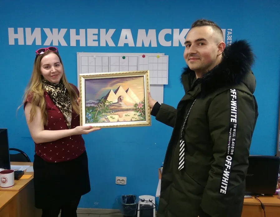 Кристиан Апостол подарил редакции «Нижнекамской газеты» картину