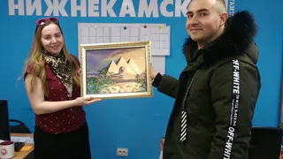 Кристиан Апостол подарил редакции «Нижнекамской газеты» картину