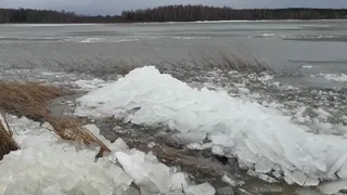 Штормовое видео: на озере в Рязанской области ветер организовал "ледоход"