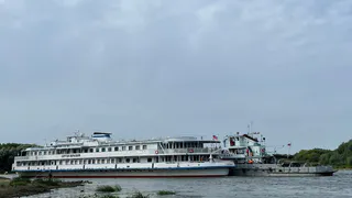 Река в Рязани стала ловушкой для круизного теплохода "Сергей Образцов"