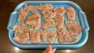 Если видите такое — мясо пора выбросить: был назван главный признак испорченных заморозок