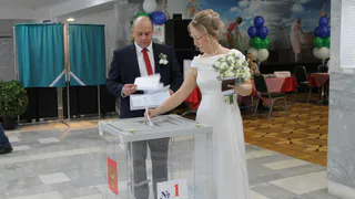 Молодожены в Коми совместили регистрацию брака с участием в выборах