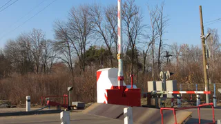 По непроверенным данным на Окружной под поезд попал автобус с людьми