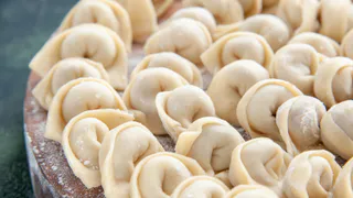 Перемолотые рога и копыта, мяса нет: в Роскачестве выявили худшие бренды пельменей