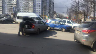 ДТП в центре города - столкнулись иномарка и "шестерка"