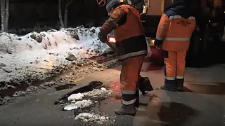 Ночью на улице Новаторов подрядчики мешают асфальт со снегом (видео)