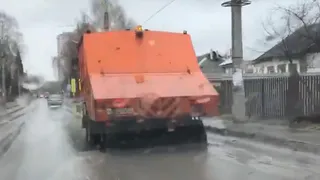 В мэрии признали, что подметать дороги можно только в сухую погоду