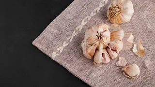 Так делали еще наши предки: положите чеснок под подушку и уже утром увидите результат