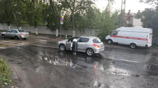 Легкие травмы: в Октябрьском городке велосипедистка врезалась в иномарку