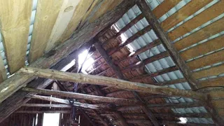 Жители Кольчугинского района страдают из-за протекающей крыши в муниципальном доме