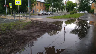 Постоянные лужи: рязанцы жалуются на недавно отремонтированный тротуар на Весенней