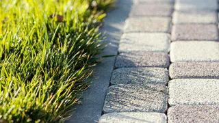 Даст фору брусчатке и выдержит КАМАЗ: названо долговечное покрытие за копейки – с укладкой справится даже новичок