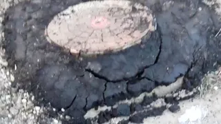 "И так сойдёт..." - в рязанском дворе "качественно" отремонтировали люк. Видео