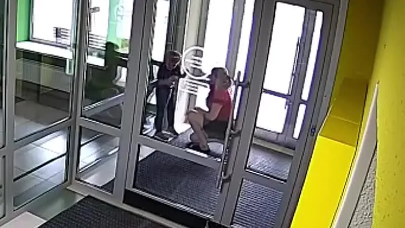 В Татарстане женщина две минуты жестоко избивала своего 5-летнего сына