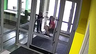 В Татарстане женщина две минуты жестоко избивала своего 5-летнего сына