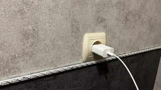 Оставленная в розетке зарядка дорого обойдется: вот в чем дело