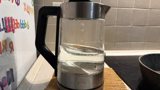 Чайник плакал белыми хлопьями, а теперь сияет. Секрет - 1 стакан напитка и 10 минут ожидания