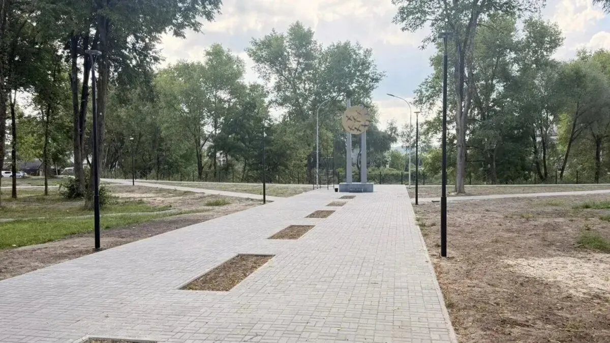 В Клинцах продолжается благоустройство сквера на улице Демьяна Бедного