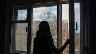 В Брянске из окна многоэтажки по улице Котовского выпала девушка