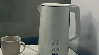 Бросаю 3 кусочка в чайник - и накипь пропадает моментально: лайфхак безопасен для и здоровья, и техники