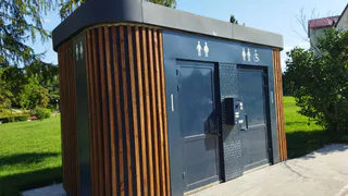 На Лыбедском бульваре поломали новые антивандальные туалеты