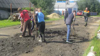 Своими силами: в Рязанской области дети ремонтируют дорогу