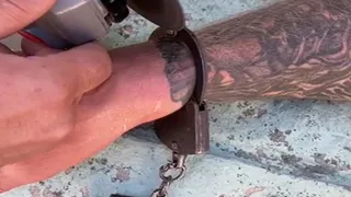 В Коврове спасатели освободили руку мужчины от повреждённых наручников