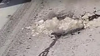 В Пензе ямы на дорогах начали засыпать снегом