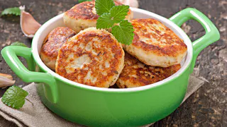 Чтобы котлеты таяли во рту, бабушка посоветовала добавлять в фарш особый ингредиент: готовлю только так