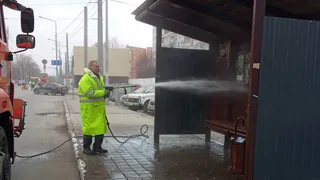 В Пензе коммунальщики начали отмывать остановки