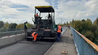 В Ковровском районе на мосту через реку Уводь укладывают новый асфальт