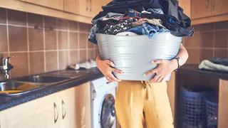 Названа причина, почему вещи сереют при стирке