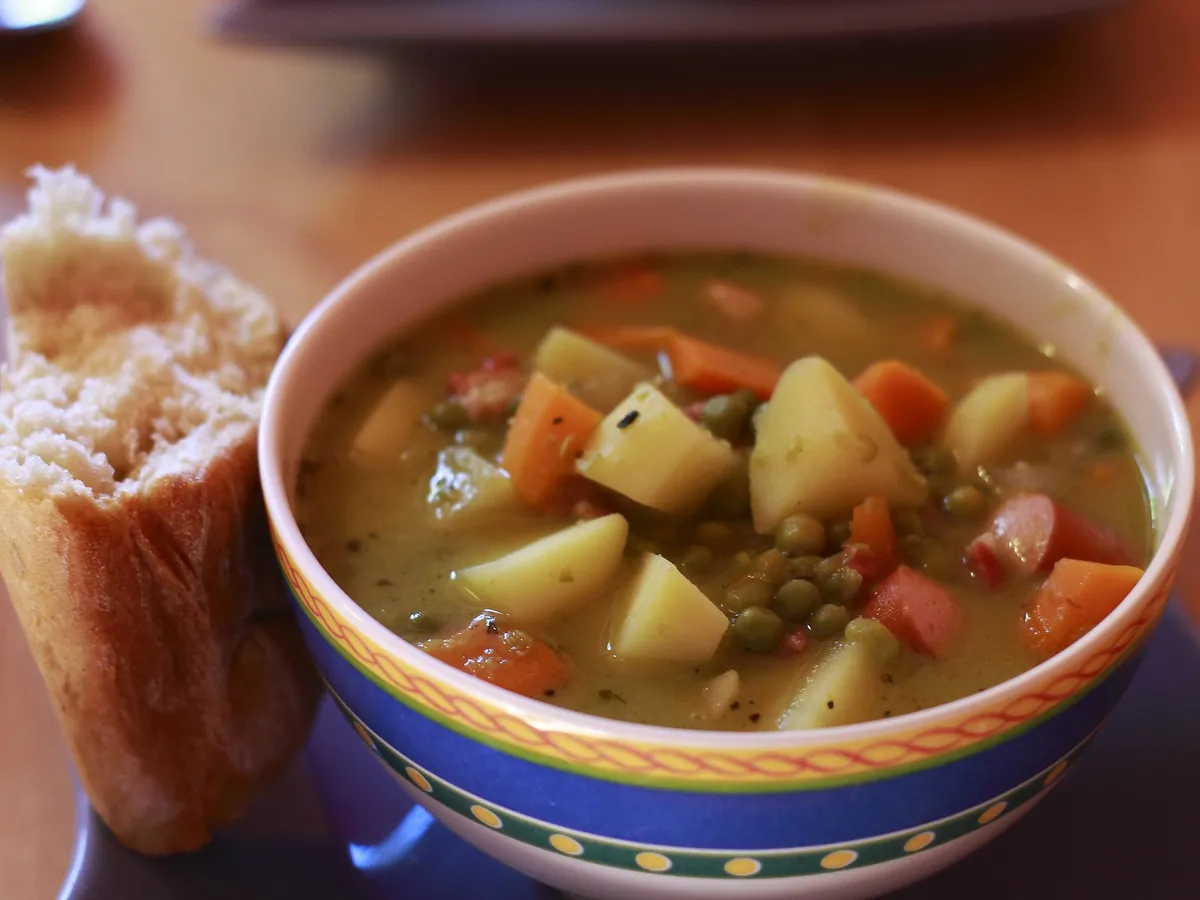 По-другому гороховый суп больше не готовлю: простой приём сделал его густым, ароматным и по-настоящему домашним