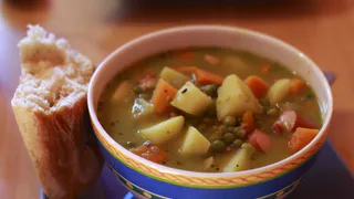 По-другому гороховый суп больше не готовлю: простой приём сделал его густым, ароматным и по-настоящему домашним