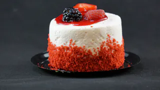 Готовится за 10 минут, а съедается за считанные секунды: знаменитый десерт из печенья и сгущенки — вкуснее любого торта