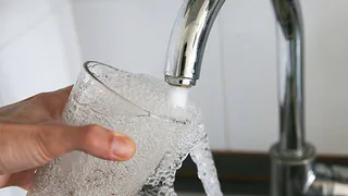 Вода в кранах жителей Рязани меняет цвет из-за подготовки к отопительному сезону